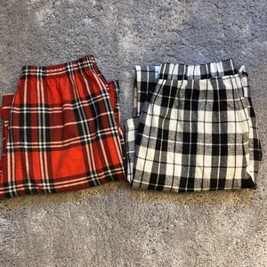 Pyjamasbyxor  - Pyjamasbyxor storlek 140 på båda pris 80kr för båda en för 40kr