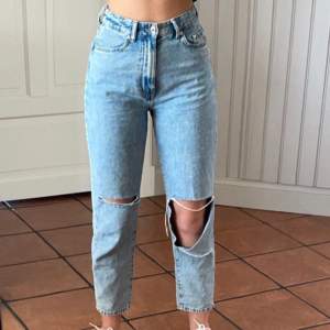 Säljer nu dessa blåa high waisted jeans då de tyvär blivit för små. Ganska använda men är i bra skick! 