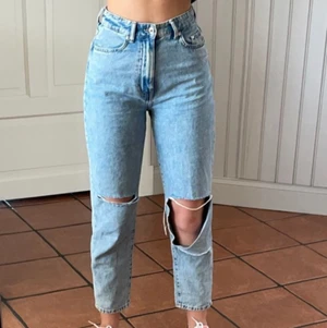 H&M high waisted jeans  - Säljer nu dessa blåa high waisted jeans då de tyvär blivit för små. Ganska använda men är i bra skick! 