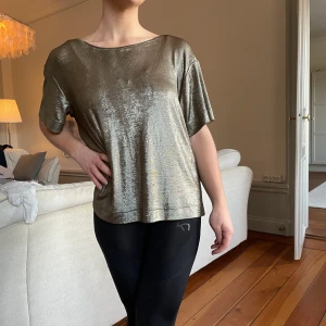 Guldig Menckel T-shirt  - Jättecool guldig T-shirt från menckel. Aldrig använd!