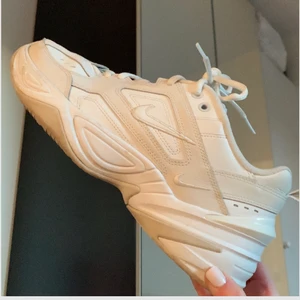 Nike skor - STYLE: RETRO CLOSURE: LACING FUNCTIONALITY: CUSHIONING SOLE MATERIAL: RUBBER SOLE UPPER: LOW CUT TOE TYPE: ROUND TOE HEEL TYPE: THICK BOTTOM                                            Använt fåtal gånger 