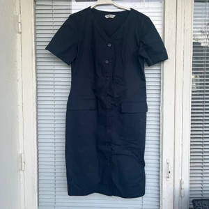 Vintage klänning - Marinblå vintageklänning från Italien. Upplever den som en S, klänningen följer längs med kroppens konturer och fungerar perfekt en varm sommardag. 