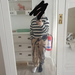 Randig stikad tröja - Lite noprig men anars fint skick. Betala med swish