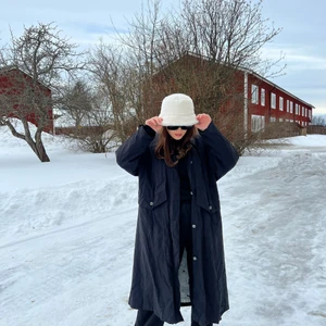 Svart kappa - Snygg retro svart kappa i tunnare material✨🤩