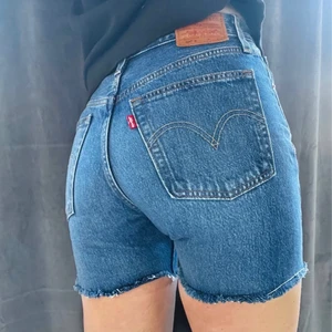 Levi’s shorts vintage modell 501 w 24 - Märke: Levi’s modell 501  Vad: Jeansshorts  Storlek: 24 Material: 100 % bomull Skick: I fint skick, använd två gånger  Jag ansvarar inte för om postnord slarvar bort paketet efter det är postat i brevlådan eller hos ombud. När det skickas med frimärken så skickar jag alltid en bild till köparen på paketet innan det postas. Paketeras väl.