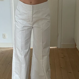  Kostymbyxor från Filippa K, strl M - Vida kostymbyxor från Filippa K i strl M, aldrig använda, säljer pga för långa i benen för mig som är lite drygt 160cm. Betalning sker via Swish & köparen står för frakten!<3