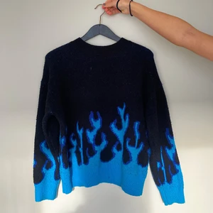 Tröja - Hej! Säljer den här fina stickade tröjan med eldflammor. Tröjan är i fint skick🤍