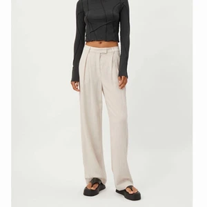 Linnebyxor från weekday  - Snygga linnebyxor från weekday som är inköpta förra sommaren. Sköna som fan och sitter snyggt! Sparsamt använda. Köpare står för frakt ✨ Nypris: 600kr  