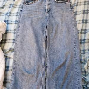 Säljer ett par jeans från monki i den korta modell, köparen står för frakten och betalas med swish