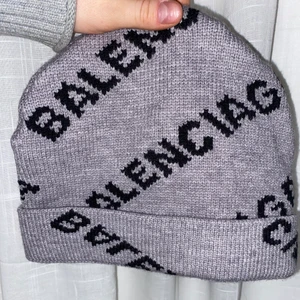Balenciaga mössa - Säljer denna helt nya Balenciaga mössan som aldrig kom till användning, då jag har en svart redan. Omkretsen på mitt huvud är 65cm, den sitter perfekt. Tipsar ingen över 65cm i omkrets. Kvittot har för svunnit i flytten, där av priset! Nypris: 2065kr