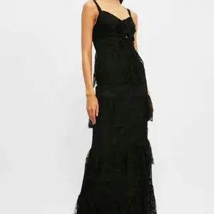 Såå fin svart klänning köpt på Zalando för ca 500kr😍 endast använd en gång! Går ner till marken på mig som är ungefär 170 lång❤️‍🔥