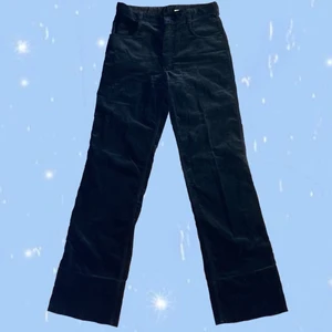 Peper valvet svarta byxor Strl S - Ett par snygga svarta byxor!! Köpare står för frakt <3 Kan ev mötas upp i Stockholm 