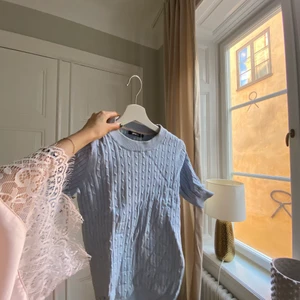 Ribbstickad ljusblå tröja - Sååå fin ljusblå tröja!