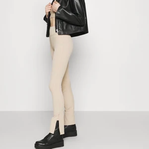 Beiga tights - xxs - 🤍Beiga tights med slit - Gina Tricot Stl XXS 94% Polyamid, 6% elastan Endast provade, perfekt skick. Inget att anmärka. 150kr ink frakt