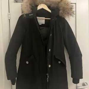 Säljer min helt nya Woolrich jacka, då den inte kommer till användning köpt för drygt 2 månader sen på NK och inte använt sen dess.