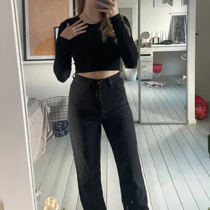 Jeans - Jeans från boohoo i st36, jeansen är nästan aldrig använda för jag tycker dom är för små i midjan, jeansen har en slitt och byxorna räcker ner till marken på mig (168 och vanligtvis S)