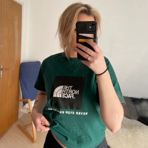 The north face - Fin grön the north face tshirt i storlek M som inte kommer till användning längre 💗