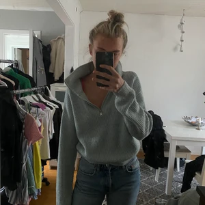 söt stickad tröja  - Ljusblå superskön stickad tröja som absolut inte sticks, använd men inga slitningar, inte min stil längre vill bara få bord , billigare vid snabb affär 