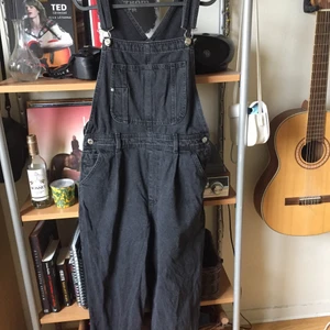 Snickarbyxor/ hängselbyxor  - Köpta från H&M i storlek 40. Använda 1 gång men säljer pga för tight i midjan för mig. Skriva för fler bilder eller pris diskussion 🌸🌼