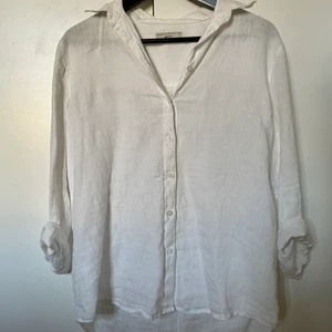 Vit skjorta - Vit skjorta från Gina Tricot, i strl 36. Oversized. Använd fåtal gånger. Köparen står för frakten