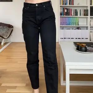 Svarta mom jeans från Pull & Bear i storlek 38. Jeansen har en jättefin rundad passform och passar utmärkt för oss som inte har så långa ben. Bra skick! 