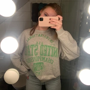 sweatshirt😝 - Säljer min fina sweatshirt då den inte riktigt är min stil längre och kommer inte till användning. Har endast användt den ett fåtal ggr och är i bra skick, frakt tillkommer🙌🙌