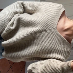 H&M stickad beige tröja  - Säljer min beiga stickade H&M tröja då den inte kommer till någon användning längre. Använde den mycket förr men inga fel på den. Lite luddig bara därför nedsatt pris! 