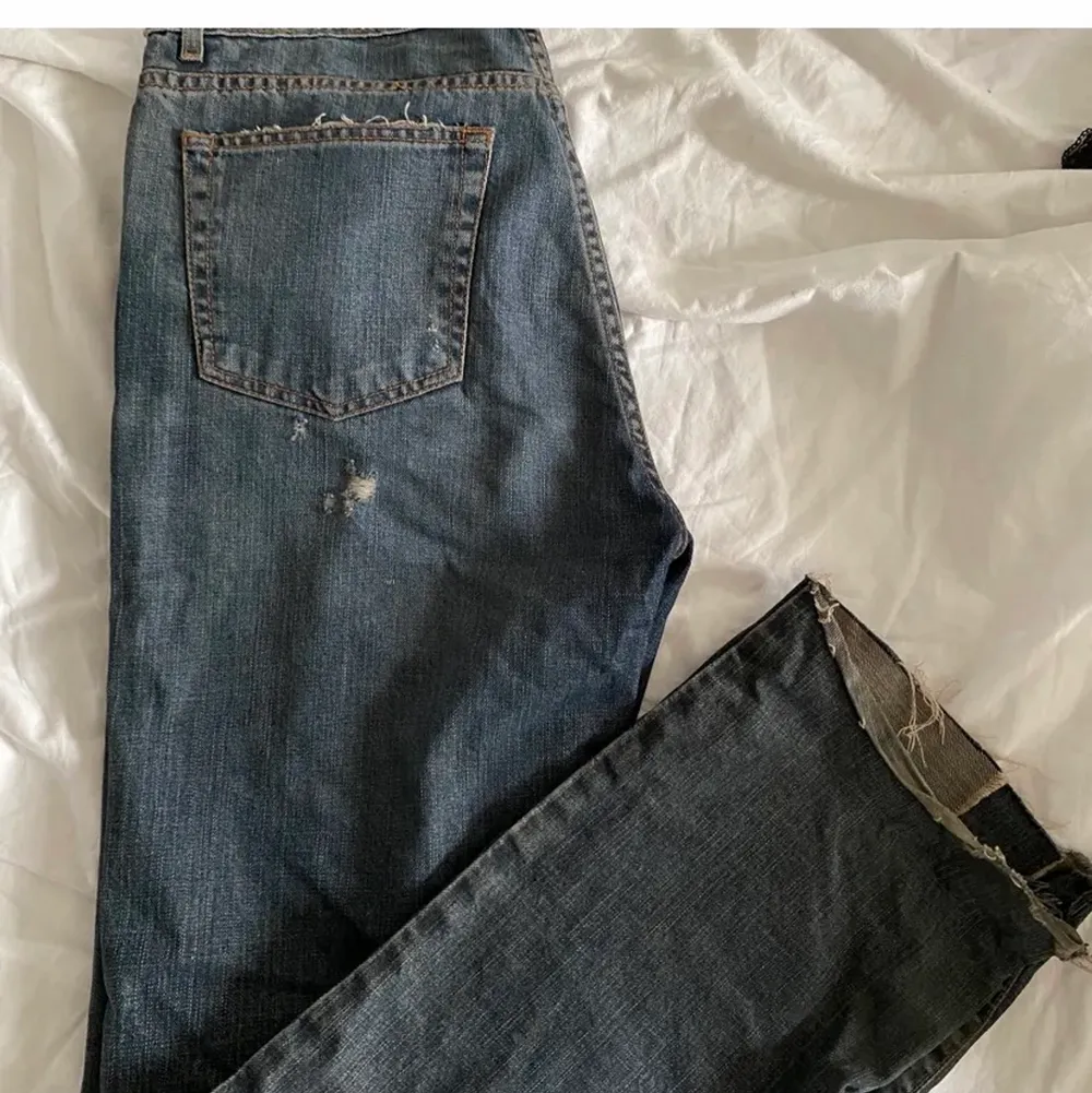 feta jeans från just cavalli, 07. straight/baggy och förra ägaren har klippt en slits nere vid foten för mer stacked look och så de blir lite vidare. köpt här på plick för nån månad sen. midjemått och innerbenslängd: 80cm ❣️. Jeans & Byxor.