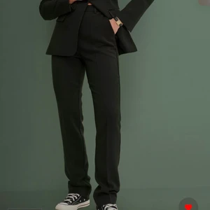 Kostymbyxor - Kostymbyxor från NA-KD, aldrig använda och med lappen kvar. Säljer dem dem inte passade mig och glömde skicka tillbaka dem i tid✨ nypris: 449