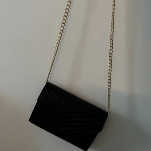 Väska - Har ej andvänt denna för att de inte passar bra med min stil. Den är super fin med inga defekter ,möter ej upp! 