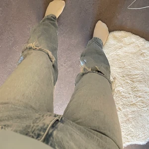 Jeans från Gina tricot  - Säljer dessa slutsålda ljusblåa 90s high waist jeans från Gina tricot, säljs pågrund av att de inte kommer till användning längre. De är i mycket bra skick. Kontakta mig för fler bilder och frågor osv. Frakten: 66kr (köparen står för frakten)💗