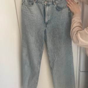 Blåa vida byxor  - Säljer dessa blåa vida byxor från HM. Storlek 42 men mer som en 40. Skriv ifall ni har frågor. Kan gå ner i pris vid bra och smidig affär! 