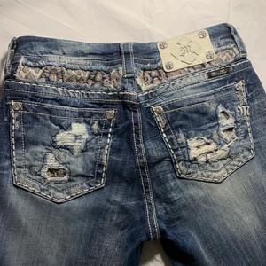 Miss me jeans baggy - Super fina lågmidjade miss me jeans💕 Som tyvärr är lite för stora på mig! Skulle säga att dem skulle sitta bra på en storlek S om man vill ha lite baggy men skulle passa bra på en som vanligtvis bär M också💕 Kontakta om ni vill se jeansen på eller vill få måtten!💛
