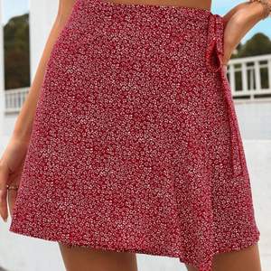 En röd blommig jättefin kjol som används 1 gång, frakt tillkommer❤️