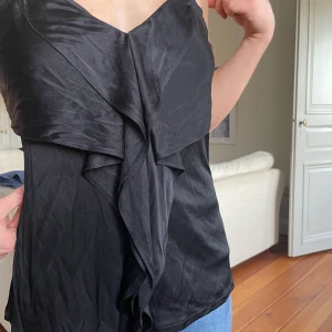 Svart linne från DKNY - Jättefint linne från DKNY. Använt 1 gång☺️