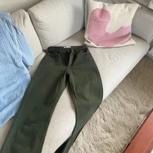 Gröna vida byxor - SÅÅ fina gröna byxor, storlek 40 men passar bäst på kanske en 36-38 för att få en mer oversized look. Endast använda 1 gång, kommer ej till användning. 