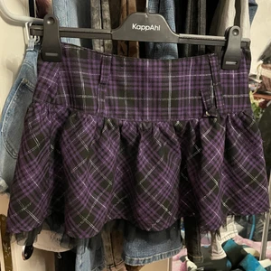 Kjol - Snygg lila kjol. Välanvänd mennoniter bra skick! Egentligen storlek 152 men passar även S. Själv använde jag den fram till jag va 19-20 men då mina höfter blivit bredare nu kommer jag tyvärr inte i den längre. Om köpare vill mötas upp kostar det 39kr (alltså en SL biljett) då jag inte har något SL kort. Hund finns i hemmet! 