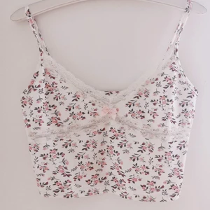 Floral crop top  - Blommig crop top i skönt material♡