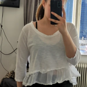 Blus - En blus som jag aldrig har använt. Nått som kan vara bra att veta är att men lätt ser igenom om man har mörkare färger under.