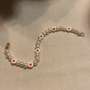 Armband - Superfint armband i pärlor. Går även att få som halsband(69kr). Går även att få efter önskad längd. Kan även göra matchande örhängen till(79kr)