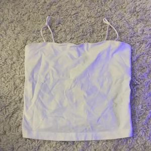 Gina tricot topp - Jätte skön, aldrig använd typ, mjuk, perfekt till vår o sommar!