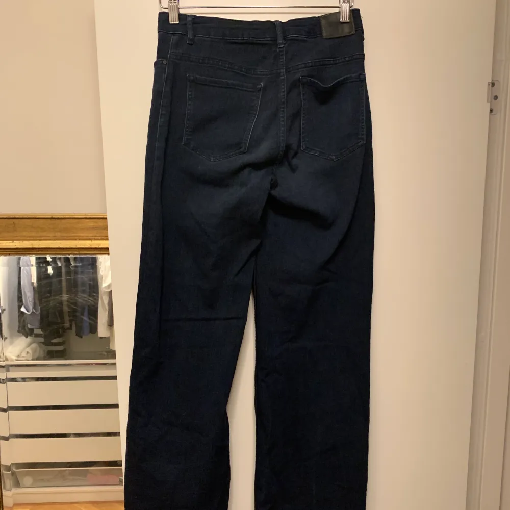 Superlånga ”jeans” (väldigt stretchiga) från Only. Modell: Gilly mid waisted wide. Färg: marinblå. Inga defekter men väl använda. Dom är ptroligt sköna eftersom dom är superstretchiga så dom passar S-M/L. Jag är 180. . Jeans & Byxor.