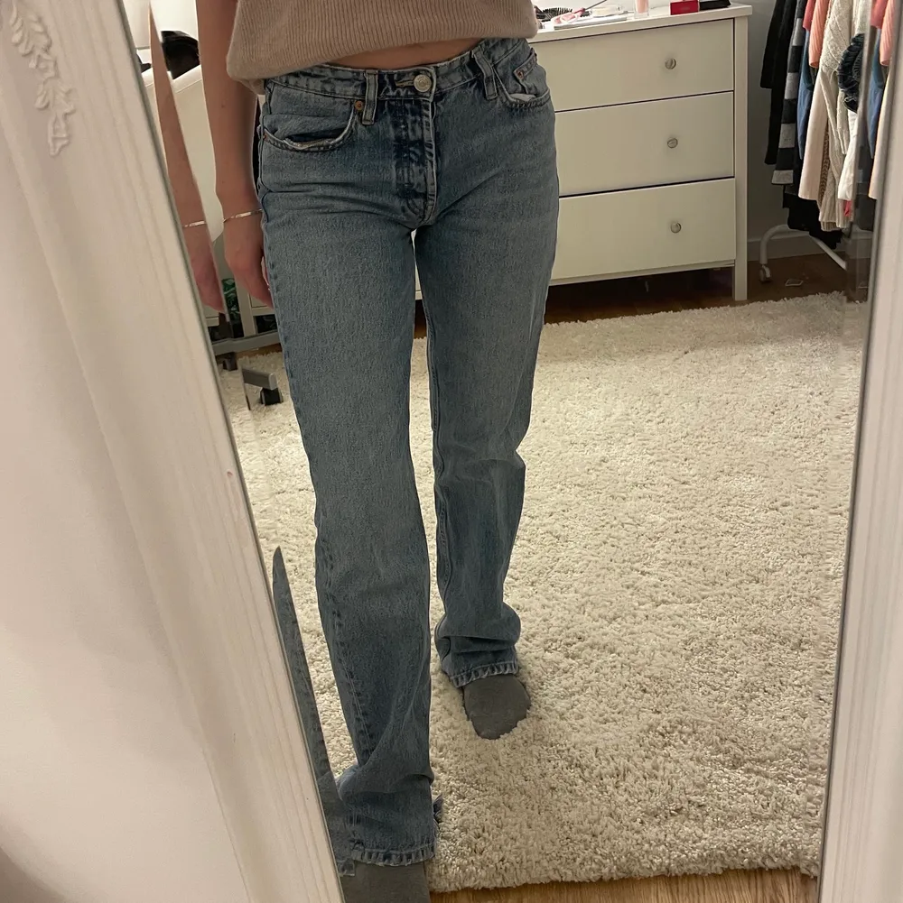 Mid rise zara jeans! Köpte dessa för 1,5 år sedan och de sitter perfekt😍 denna färg finns inte längre att köpa i butik. De är lite långa på mig som är 165 cm så har trampat ner de lite längst nere som man ser på sista bilden. Köparen står för frakt💕. Jeans & Byxor.