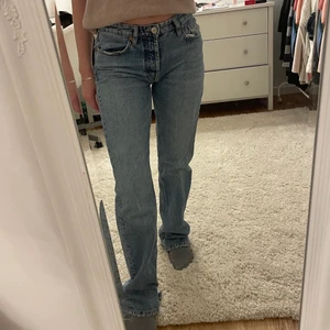 Zara jeans - Mid rise zara jeans! Köpte dessa för 1,5 år sedan och de sitter perfekt😍 denna färg finns inte längre att köpa i butik. De är lite långa på mig som är 165 cm så har trampat ner de lite längst nere som man ser på sista bilden. Köparen står för frakt💕