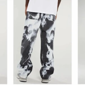 Jaded London ”Black & White Lightning” - Säljer ett till par byxor från Jaded London, dessa är W32 L30, jättebra skick använda typ 3 ggr. Skriv om du har någon  fråga.