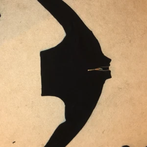 Stickad tröja med halv dragkedja🌸 - Stickad tröja från HM, i nyskick! Storlek S men den är väldigt stretchig. Kan frakta🌸