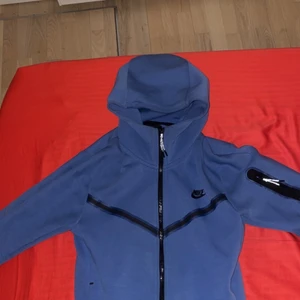Nike Tech Fleece - Stone Blue Storlek XS -  Knappt använd. Anledningen till varför jag vill sälja denna koftan är för att den inte passar mig längre.  Tar även byten