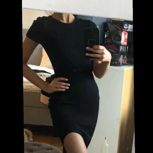 Enkel snygg klänning - Sitter tajt helt ny XS passar lätt en S 