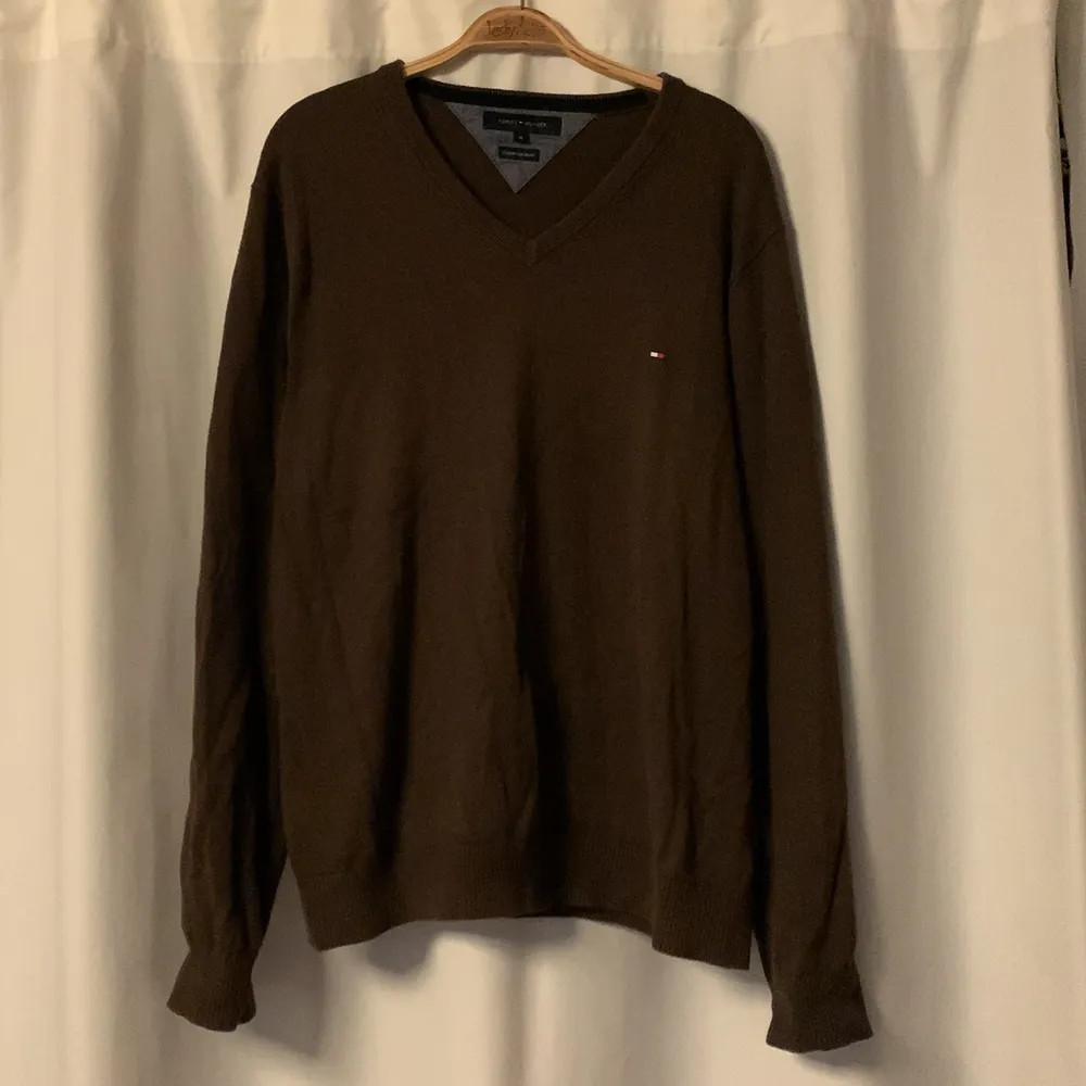 Hejsan! Säljer denna mörkbruna tröja från tommy hilfiger. Det är en väldigt mjuk cotton cashmere blend vilket innebär att den håller värme bra samtidigt som den andas. Säljes då den inte passar min stil längre. Köparen står för frakt!❤️. Neuletakit & Villapaidat.