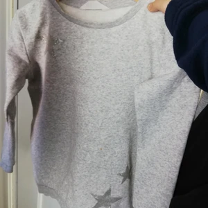 Tröja  - Säljer nu min fina gråa tröja glitter stjärnor på. Används ganska många gånger väldigt bra skick